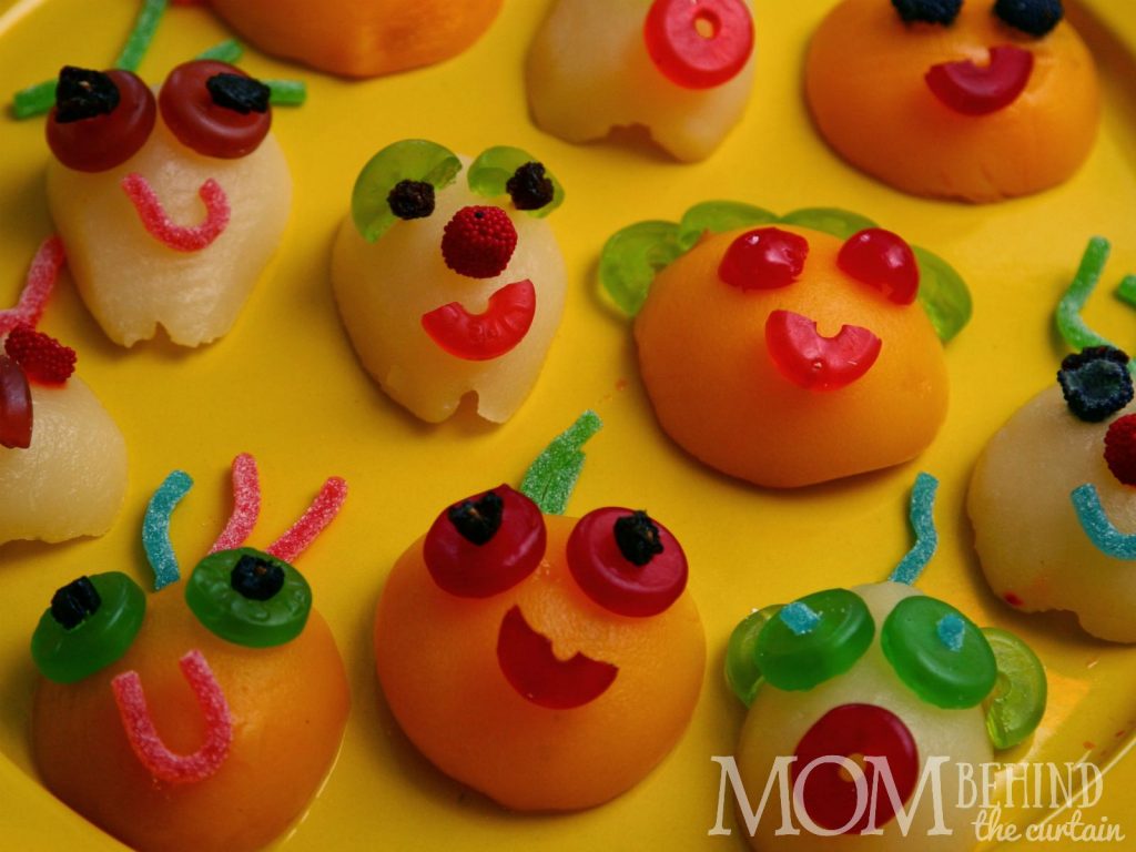 Monster fruit is a cute Halloween food idea that your kids will gobble up! A great healthy(er) option to Halloween candy. Great for kids Halloween parties!
