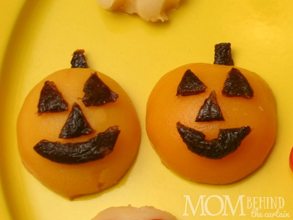Healthy Halloween snack idea for a school party the whole class will love! Jack O'Lantern Peaches. Also great for a kids Halloween party, Halloween dinner.