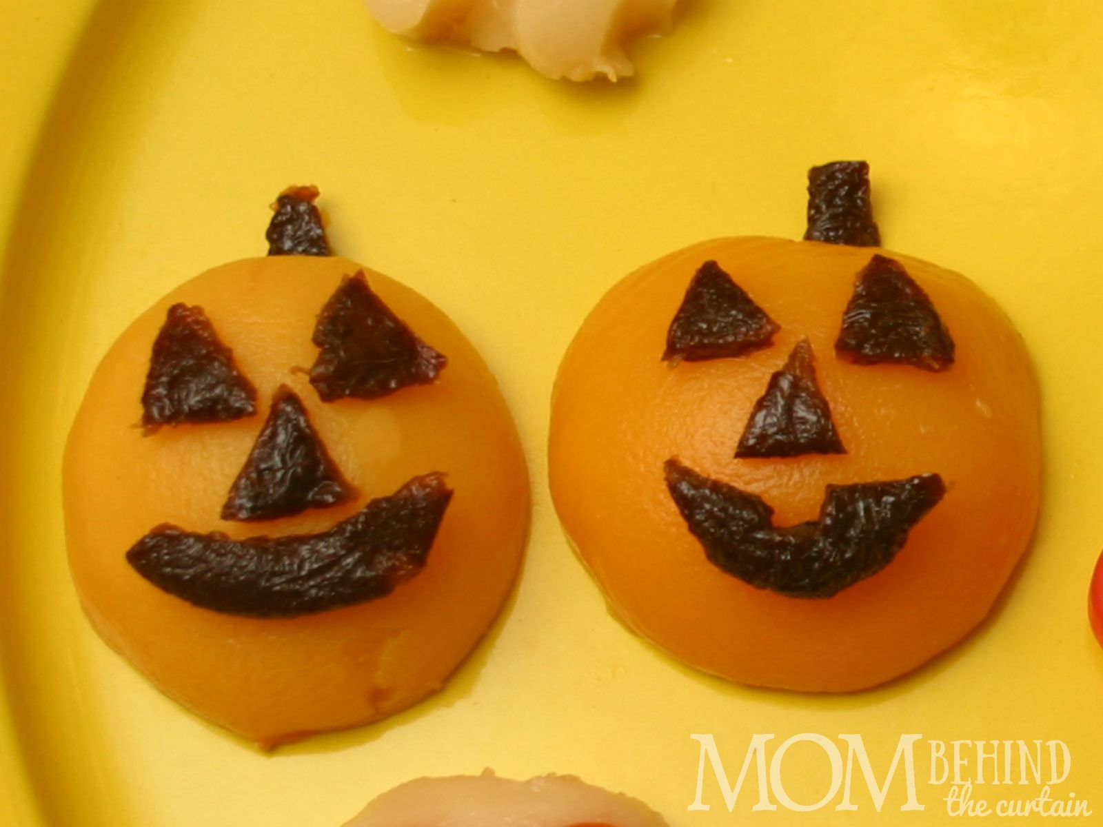 Healthy Halloween snack idea for a school party the whole class will love! Jack O'Lantern Peaches. Also great for a kids Halloween party, Halloween dinner.